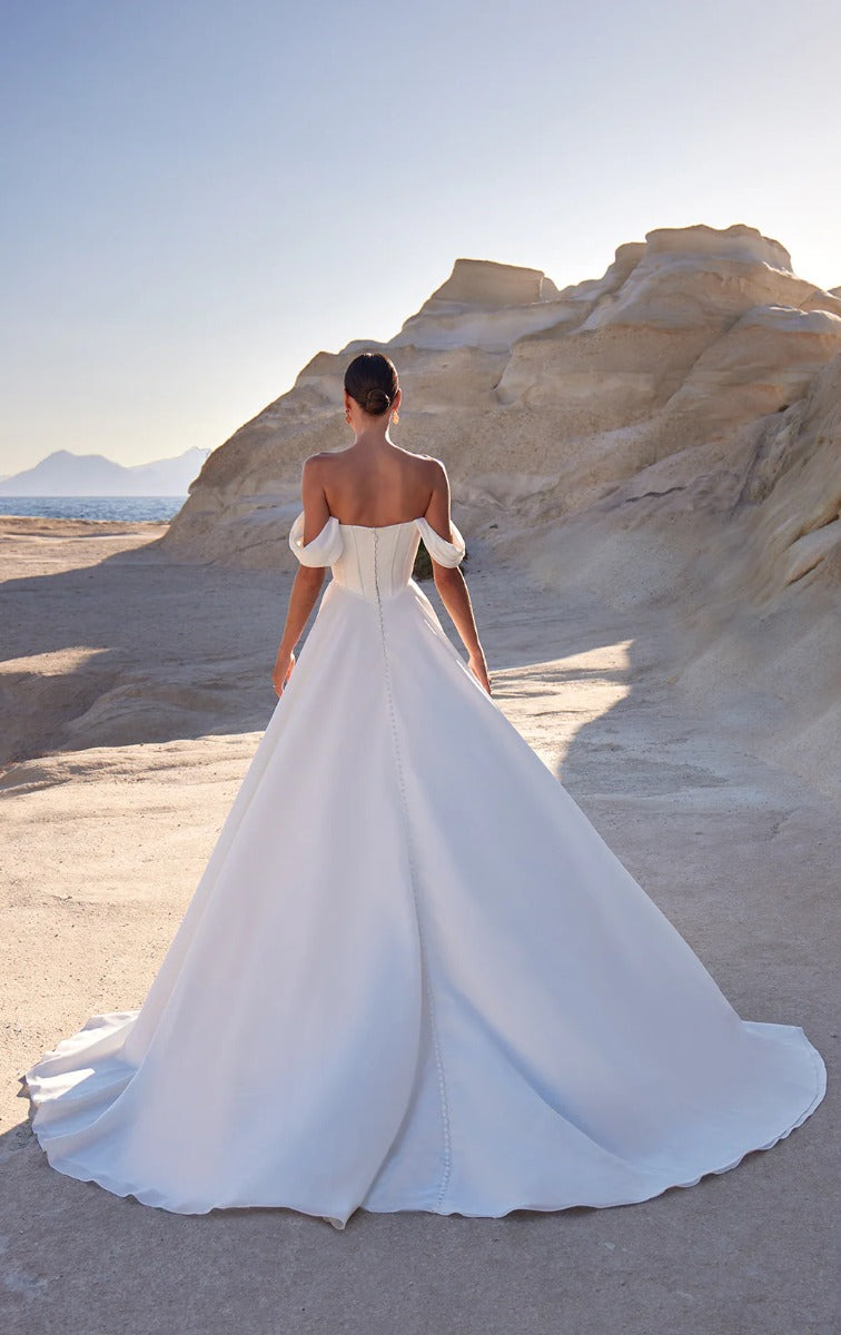 dove satin wedding dress A Guide to Choosing the Right Satin Wedding Dress